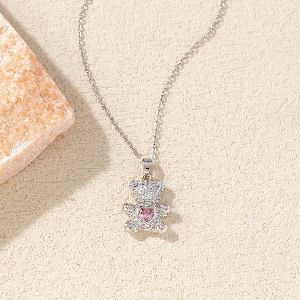 Collar con dije de osito Love en cristal