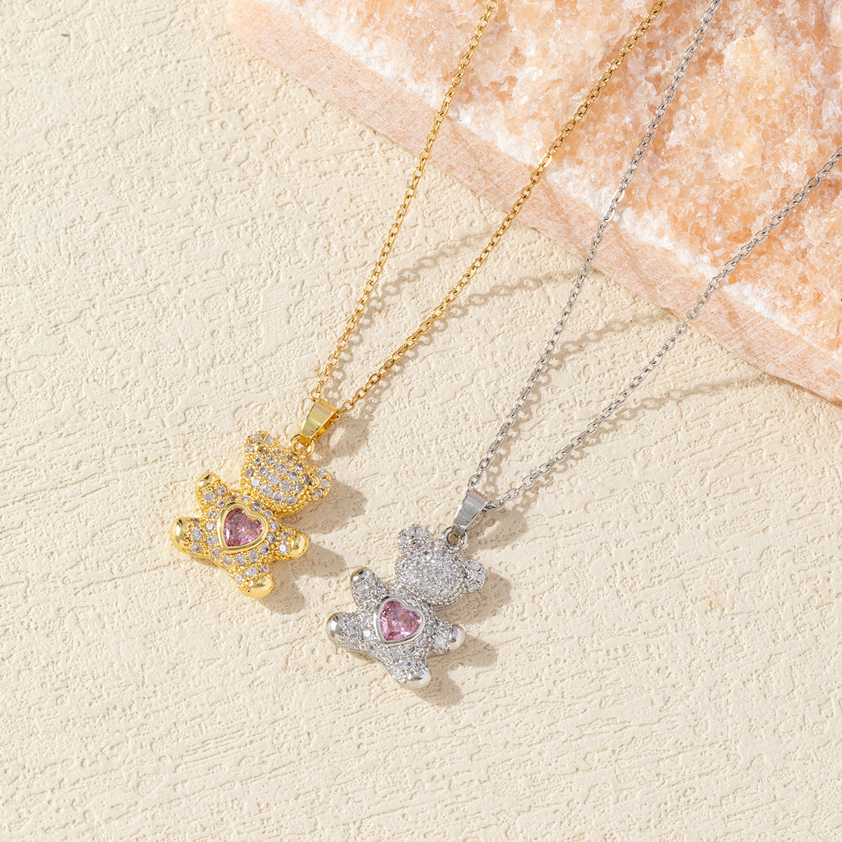 Collar con dije de osito Love en cristal