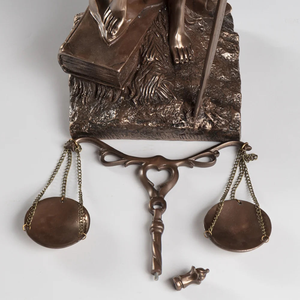 Escultura de Temis, Diosa de la Justicia